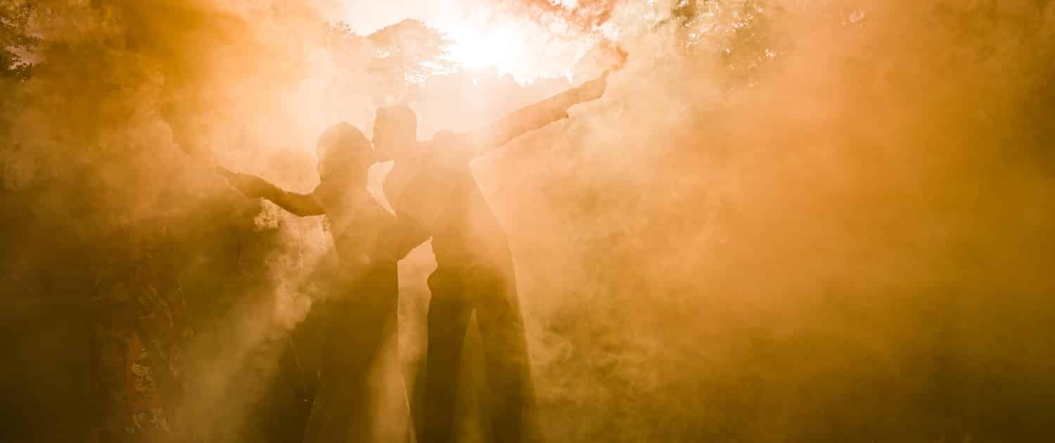 Couple de mariés dans les fumigènes lors d'un cocktail de mariage à Orléans