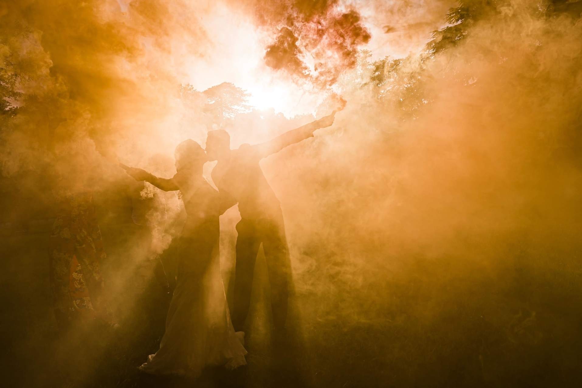 Couple dans les fumigènes s'embrassant lors d'un cocktail près de Chartres