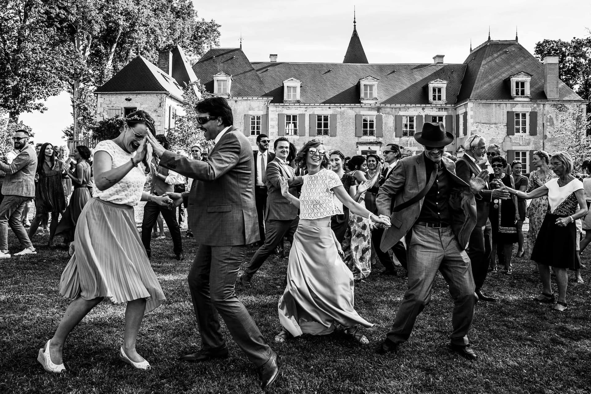 Flashmob devant le chateau de Planchevienne lors d'un cocktail de mariage à Magny Cours