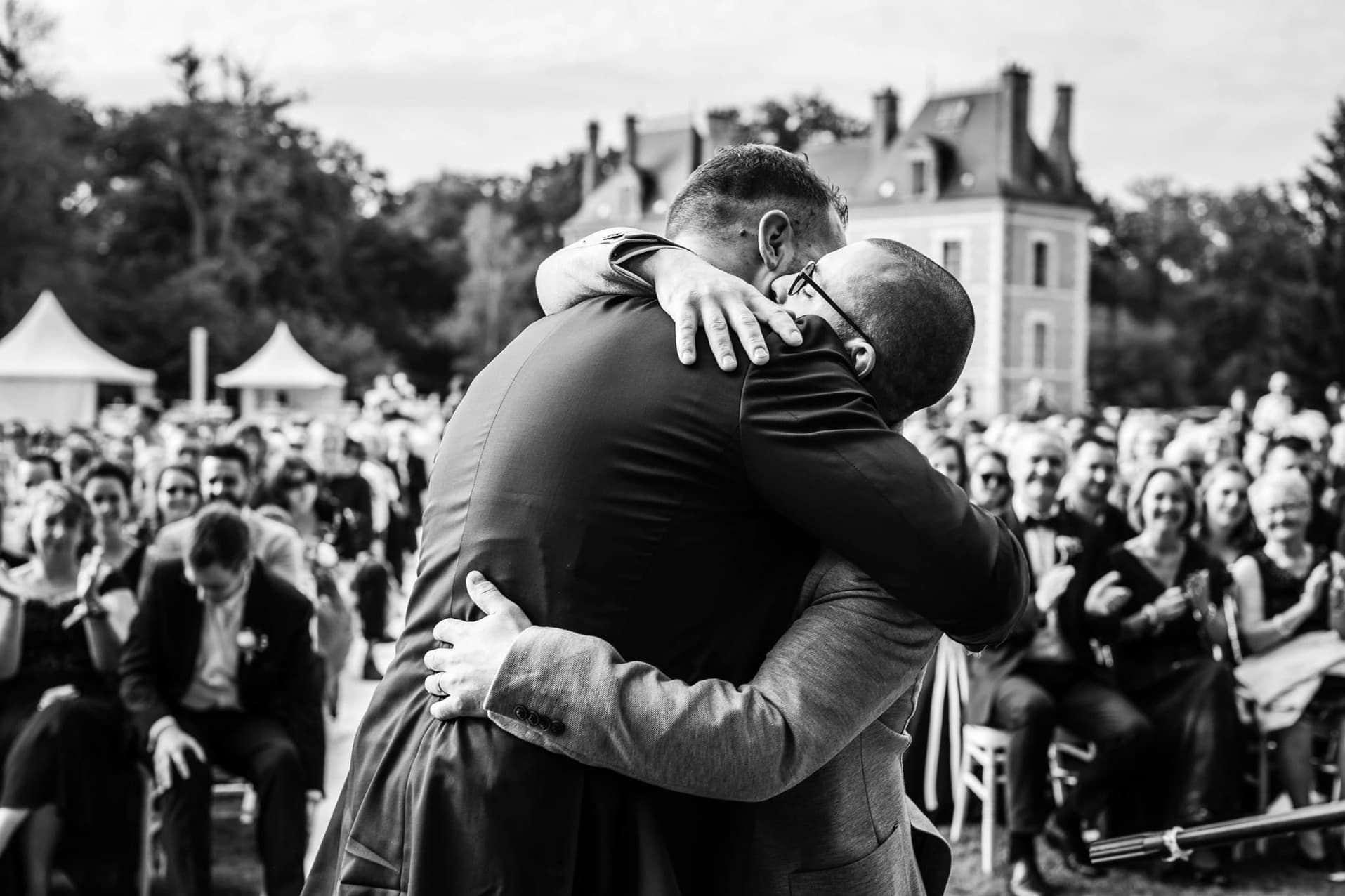 Marié et témoins enlacé après un discours lors d'une cérémonie laïque à Orléans