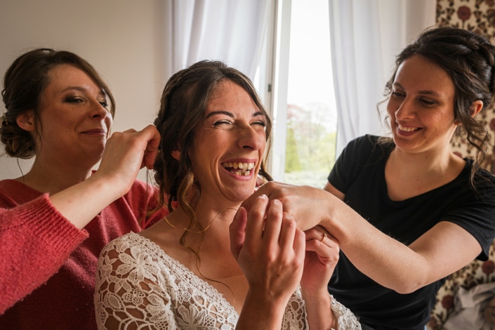 Préparatifs de la mariée entourée de ses proches, mariage en Bretagne