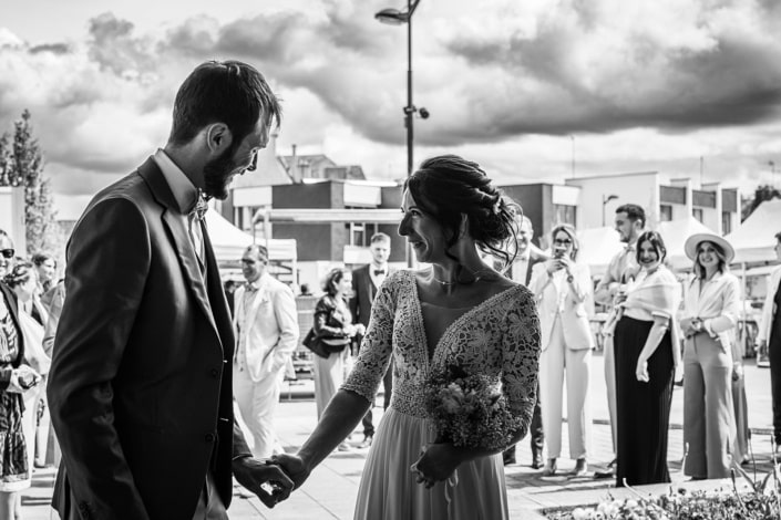 Mariés en noir et blanc pendant la cérémonie, mariage en Bretagne