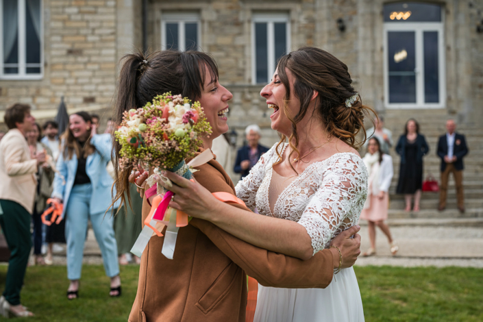 Embrassade de la mariée avec une invitée, mariage en Bretagne