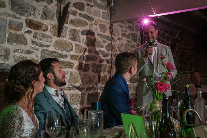 Discours pendant le dîner dans une salle en pierre, mariage en Bretagne