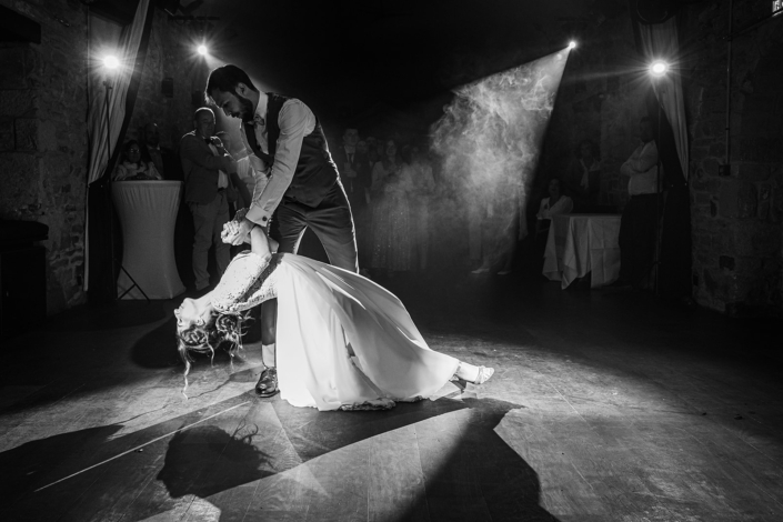 Première danse en noir et blanc, mariage en Bretagne