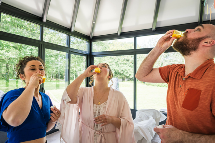 Shots entre amis pendant les préparatifs – mariage de Pauline et Boris aux Écuries de Sologne