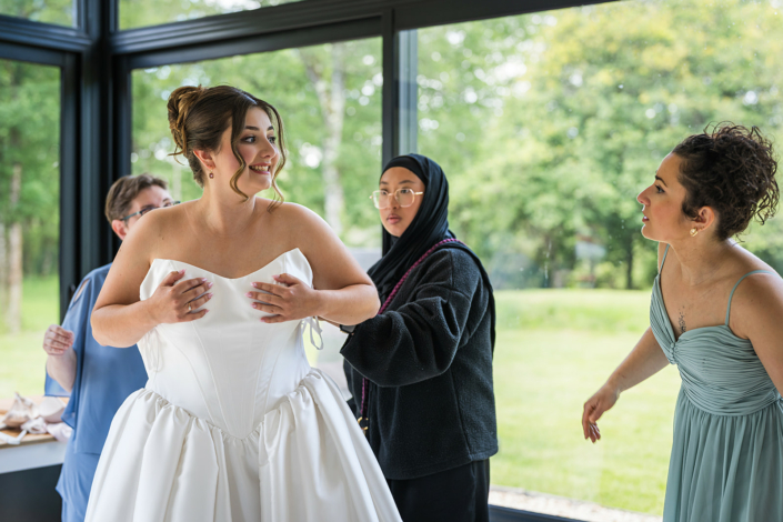 La mariée en robe entourée de ses proches – mariage de Pauline et Boris aux Écuries de Sologne