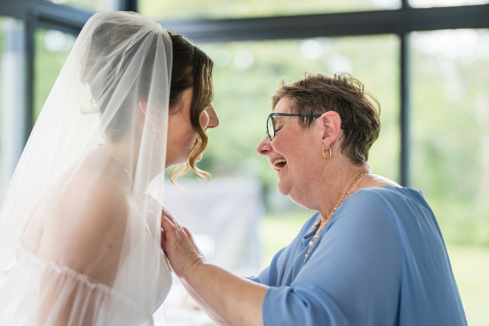 Complicité entre la mariée et sa mère avant la cérémonie – mariage de Pauline et Boris aux Écuries de Sologne