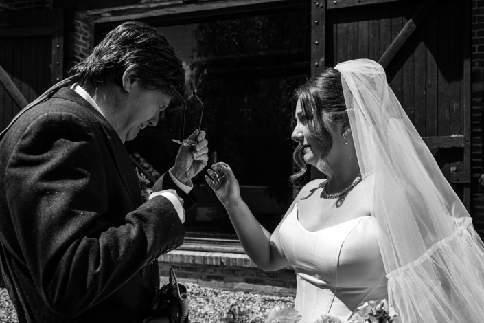 Émotion du marié en découvrant la mariée, en noir et blanc – mariage de Pauline et Boris aux Écuries de Sologne