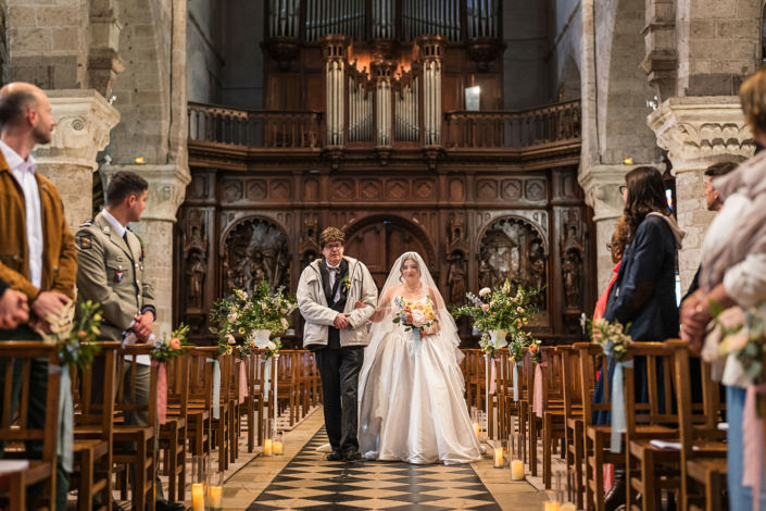 Entrée de la mariée dans l'église – église Notre-Dame de Beaugency, mariage de Pauline et Boris