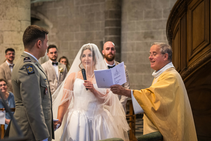 Échange des vœux pendant la messe de mariage – église Notre-Dame de Beaugency, mariage de Pauline et Boris