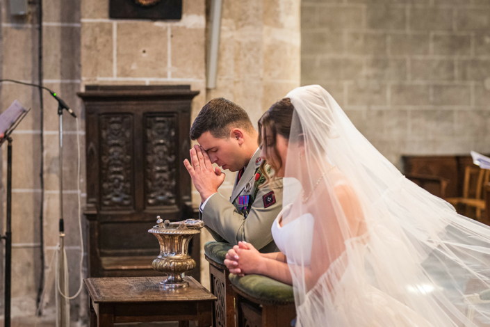 Moment de recueillement des mariés – église Notre-Dame de Beaugency, mariage de Pauline et Boris