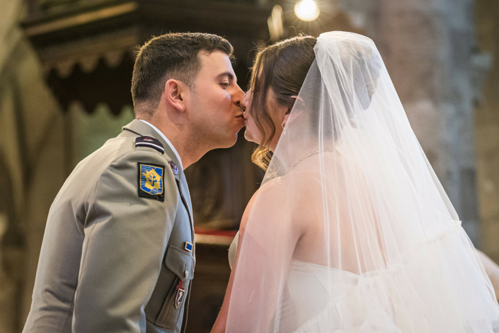 Premier baiser des mariés dans l'église – église Notre-Dame de Beaugency, mariage de Pauline et Boris