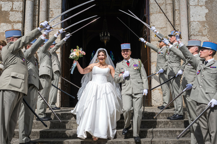 Sortie des mariés sous la haie d'honneur de sabres – église Notre-Dame de Beaugency, mariage de Pauline et Boris