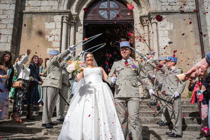 Lancer de pétales à la sortie de l'église – église Notre-Dame de Beaugency, mariage de Pauline et Boris
