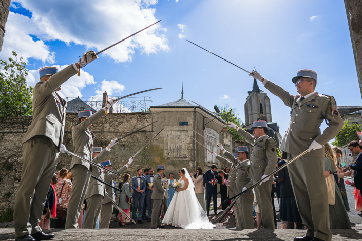 Haie d'honneur militaire en contre-plongée – église Notre-Dame de Beaugency, mariage de Pauline et Boris