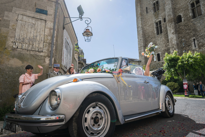 Coccinelle cabriolet décorée devant l'église – mariage de Pauline et Boris aux Écuries de Sologne