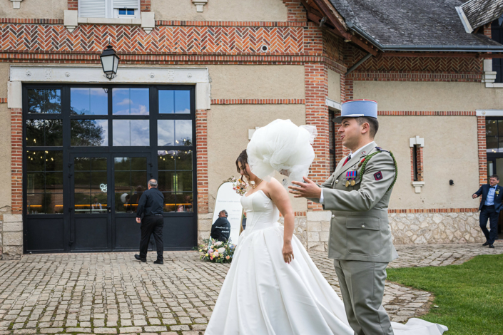 Arrivée des mariés aux Écuries de Sologne – mariage de Pauline et Boris aux Écuries de Sologne