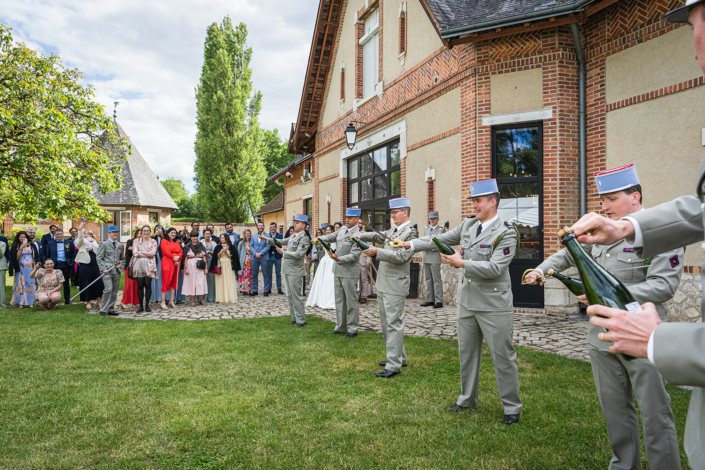 Sabrage du champagne devant les Écuries de Sologne – mariage de Pauline et Boris aux Écuries de Sologne