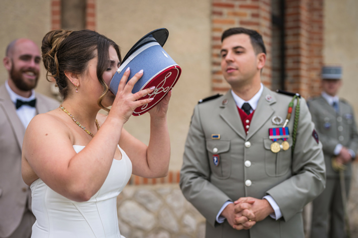 La mariée boit dans le képi du marié – mariage de Pauline et Boris aux Écuries de Sologne