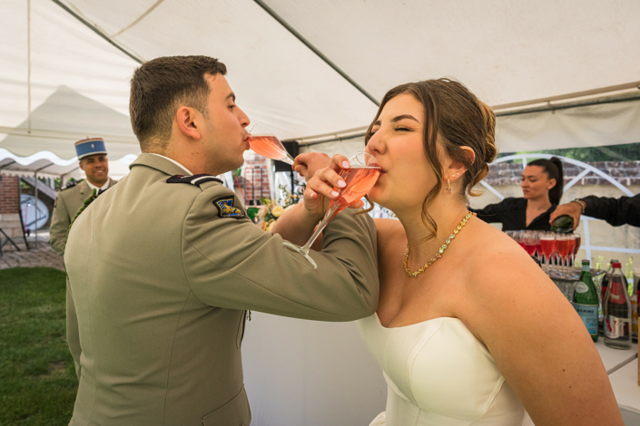 Toast des mariés pendant le vin d'honneur – mariage de Pauline et Boris aux Écuries de Sologne