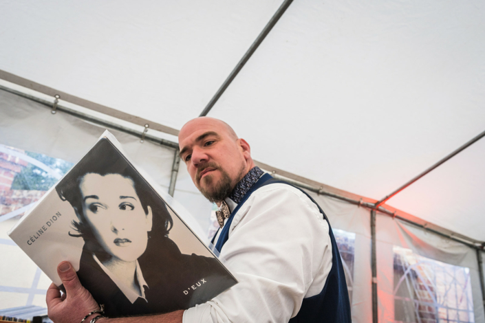 Invité choisissant un vinyle pendant le cocktail – mariage de Pauline et Boris aux Écuries de Sologne