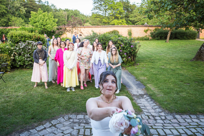 Lancer du bouquet dans les jardins des Écuries de Sologne – mariage de Pauline et Boris aux Écuries de Sologne