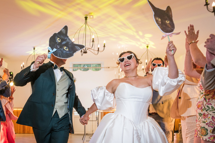 Entrée des mariés au dîner sous les masques de chats – mariage de Pauline et Boris aux Écuries de Sologne