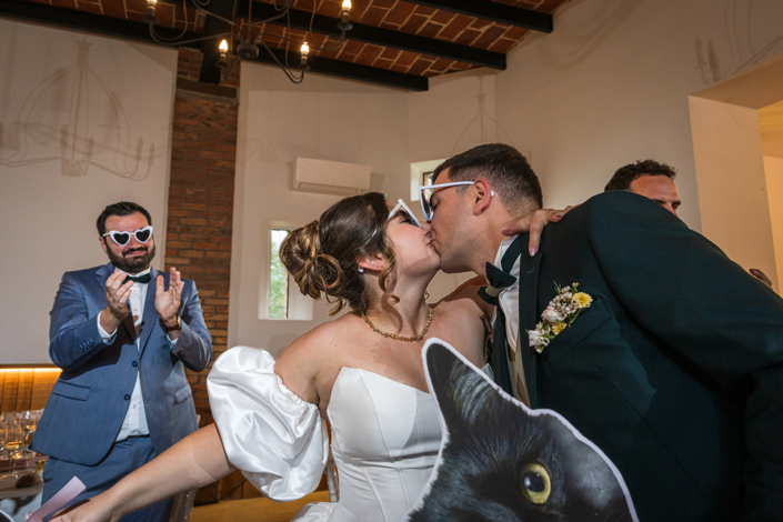 Baiser des mariés à l'entrée de la salle de réception – mariage de Pauline et Boris aux Écuries de Sologne