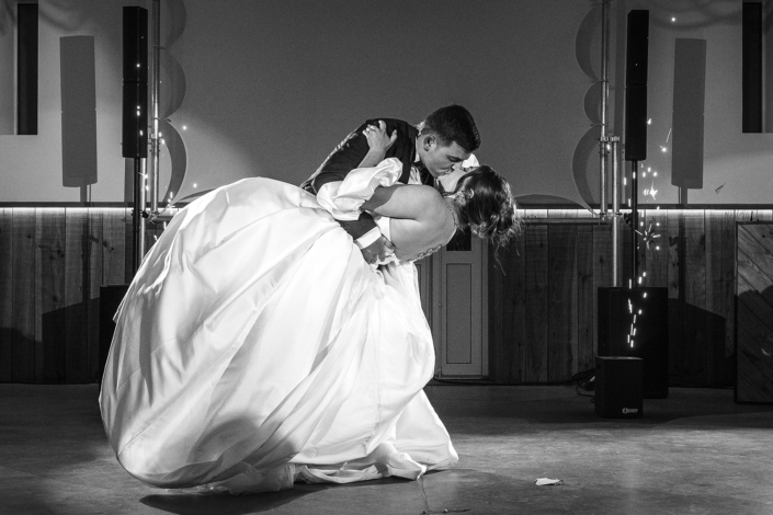 Porté final de l'ouverture de bal, en noir et blanc – mariage de Pauline et Boris aux Écuries de Sologne