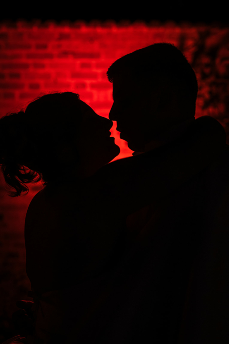 Silhouette des mariés sur fond rouge – mariage de Pauline et Boris aux Écuries de Sologne